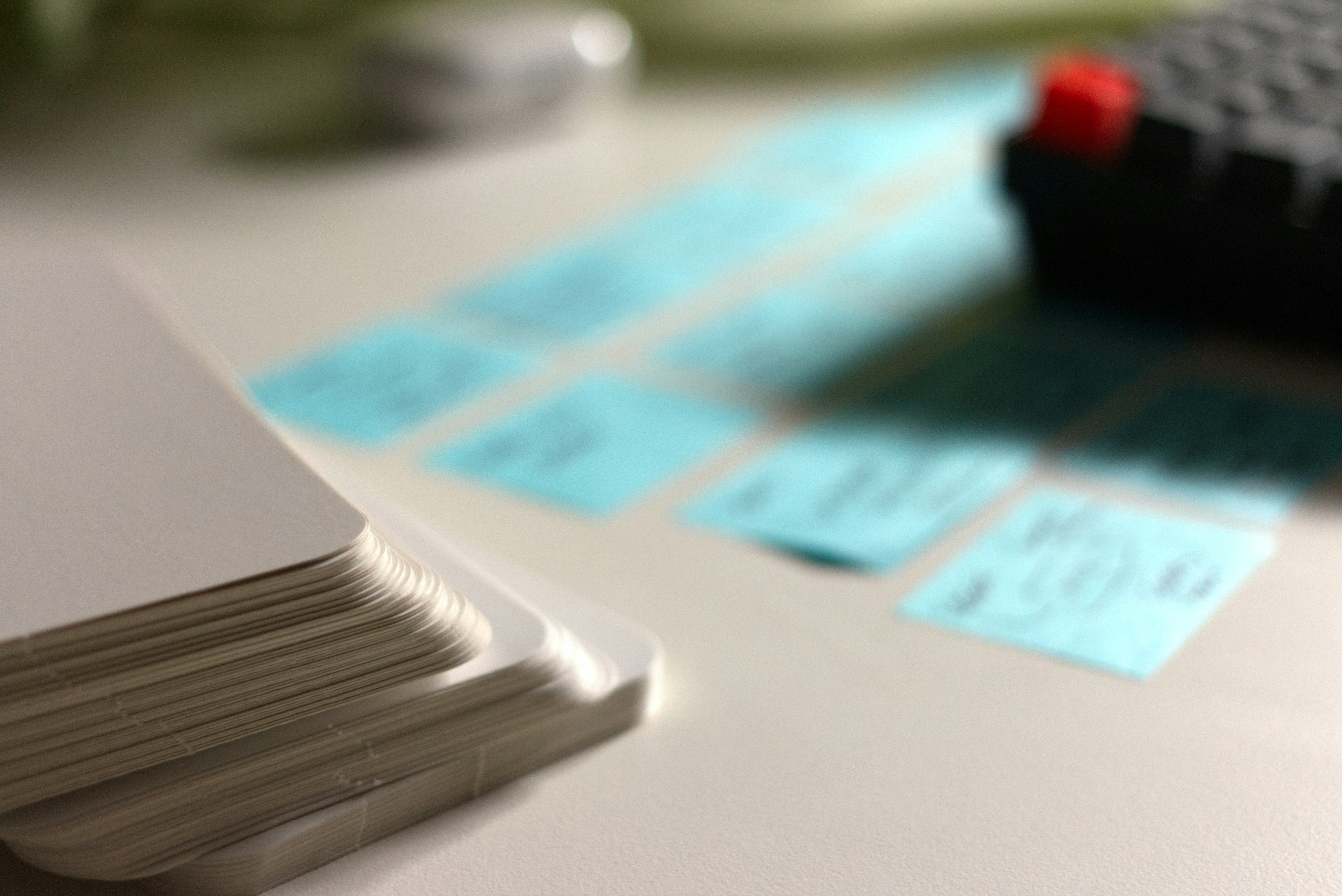 Flashcards em uma mesa